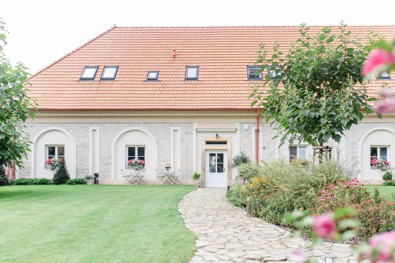 Na Kmine Hotel Obristvi Kültér fotó