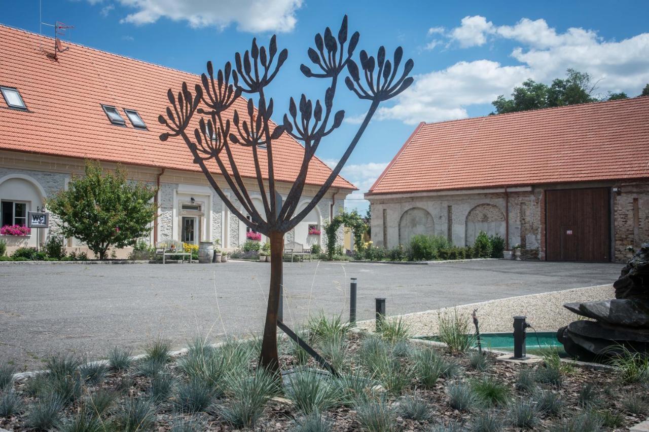 Na Kmine Hotel Obristvi Kültér fotó