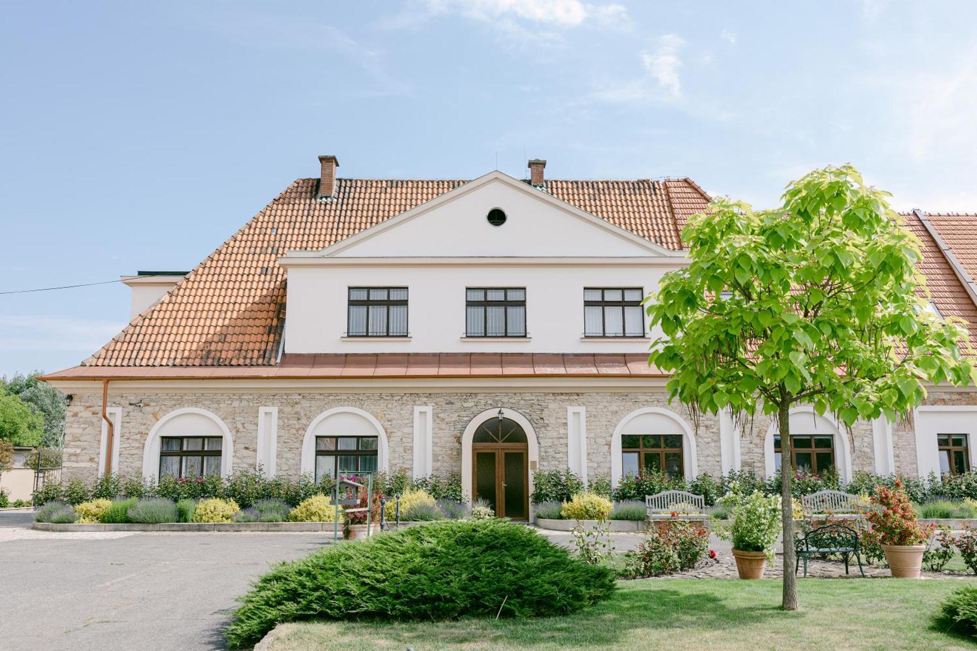 Na Kmine Hotel Obristvi Kültér fotó