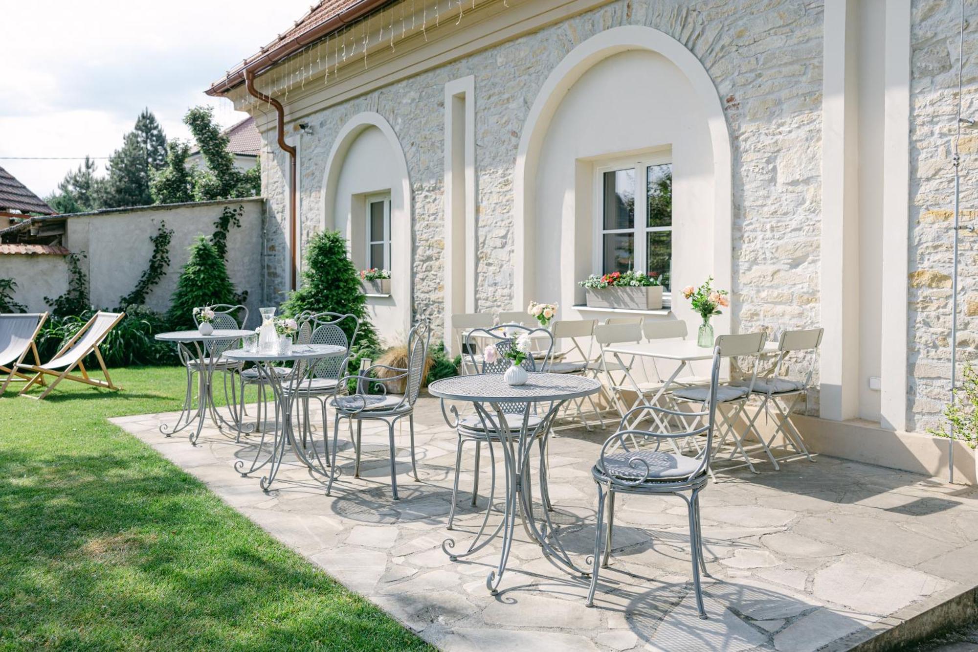 Na Kmine Hotel Obristvi Kültér fotó