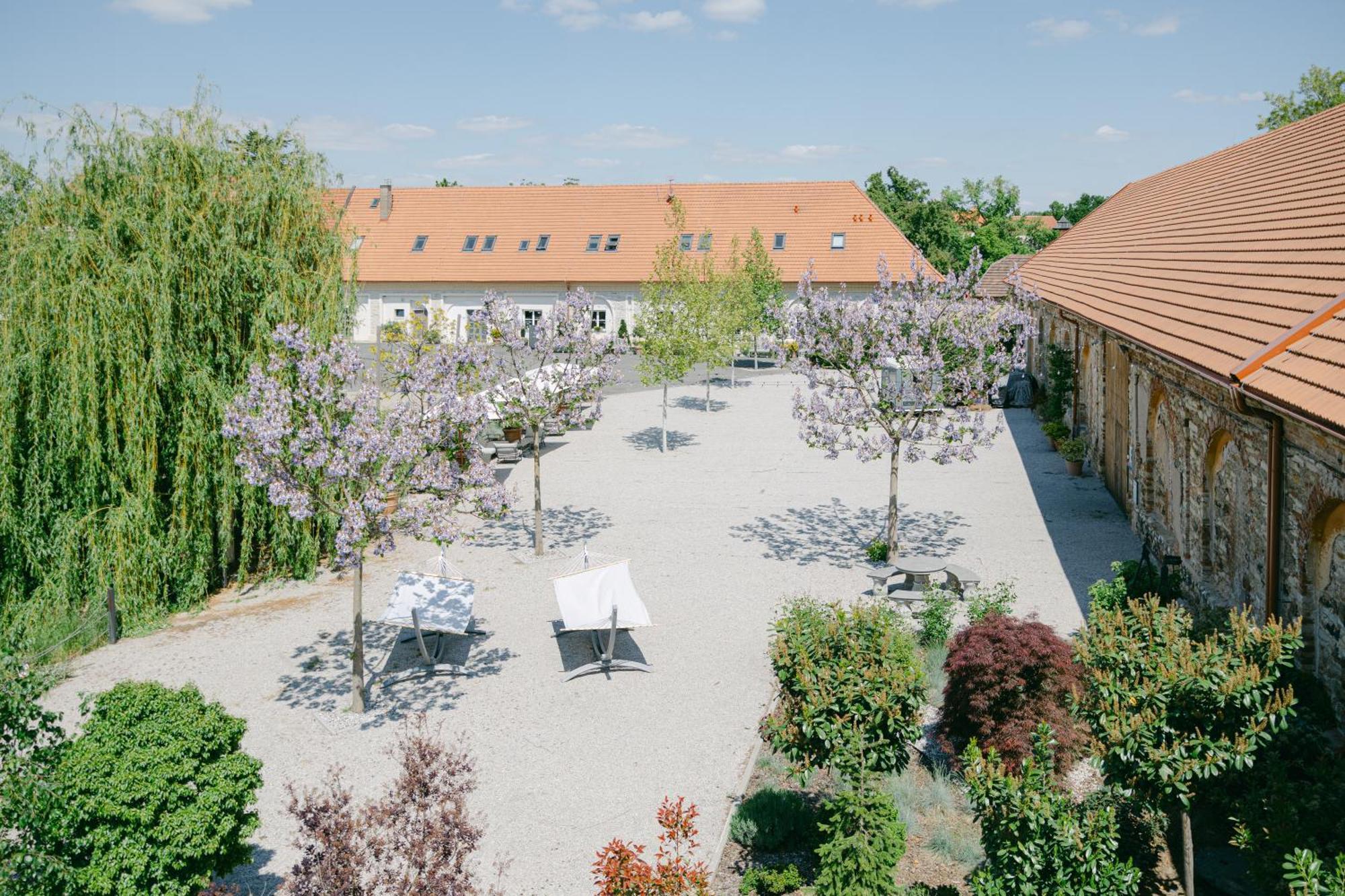 Na Kmine Hotel Obristvi Kültér fotó