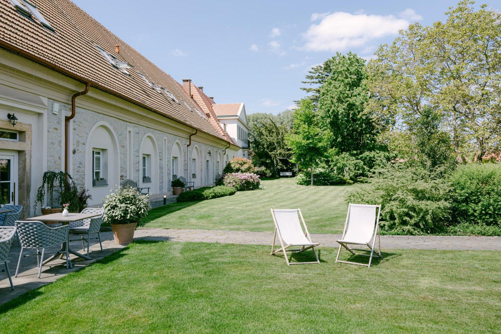 Na Kmine Hotel Obristvi Kültér fotó