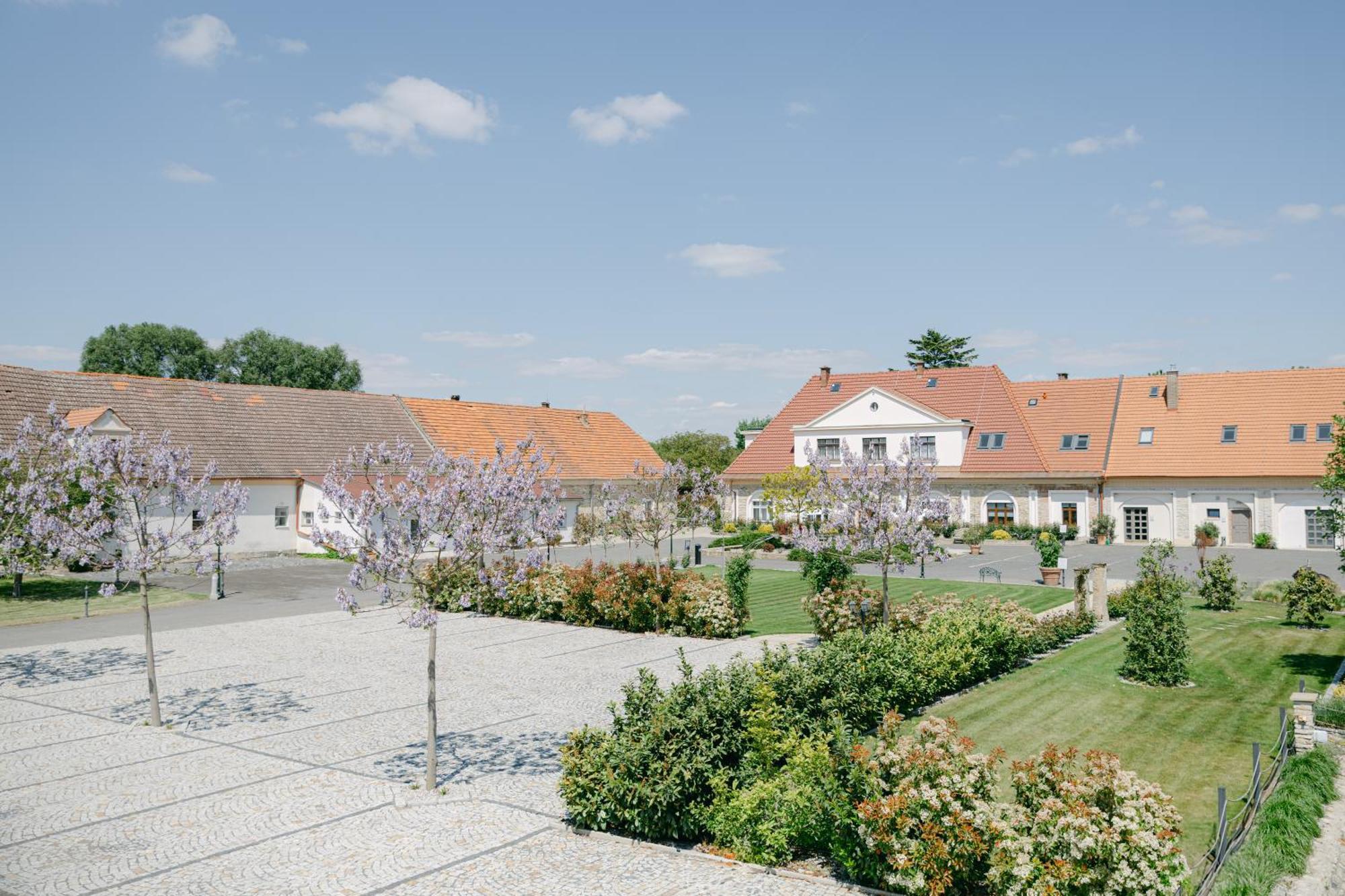 Na Kmine Hotel Obristvi Kültér fotó