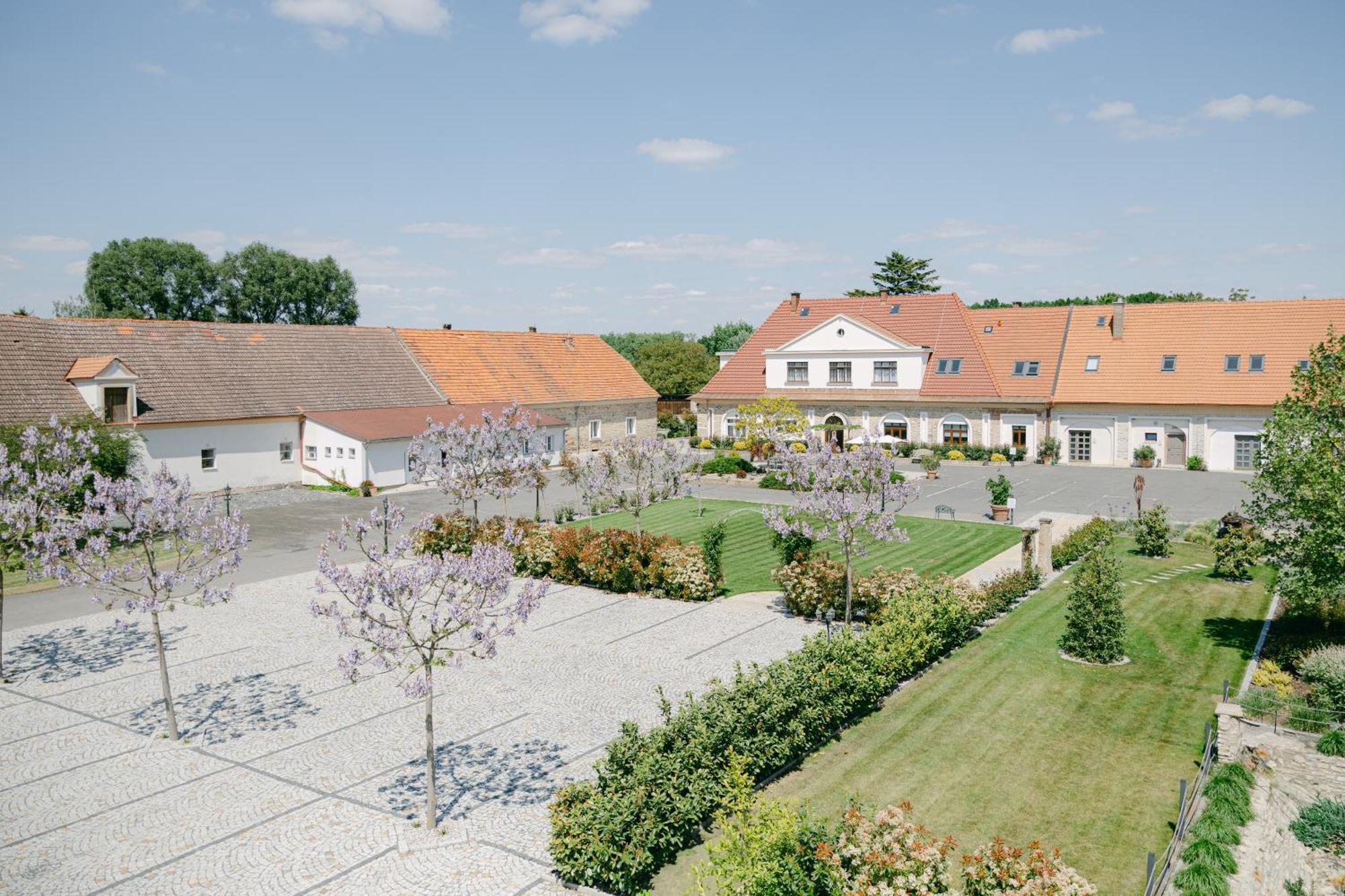 Na Kmine Hotel Obristvi Kültér fotó