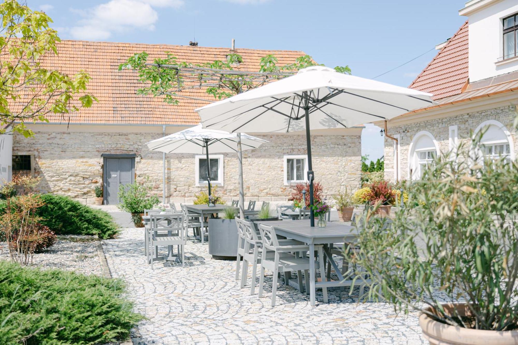 Na Kmine Hotel Obristvi Kültér fotó