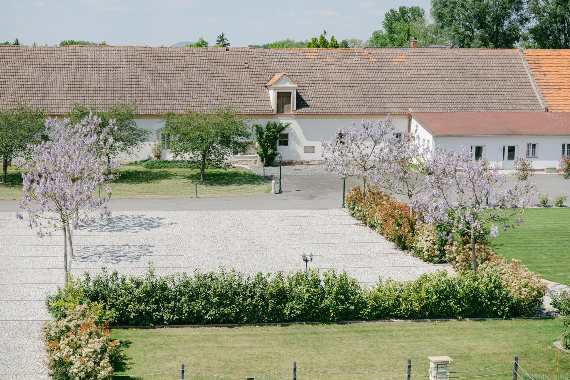 Na Kmine Hotel Obristvi Kültér fotó